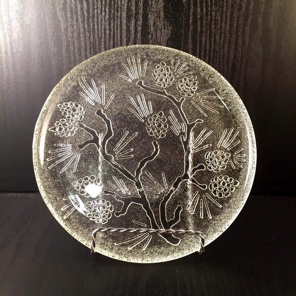 2 Tiara Ponderosa Pine Individual Small Luncheon 8" Plates PineCone Clear Embos - Picture 1 of 5